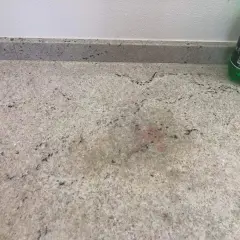 Plamy na jasnym granicie blatu. Szukam domowych sposobów na tłuste plamy.
