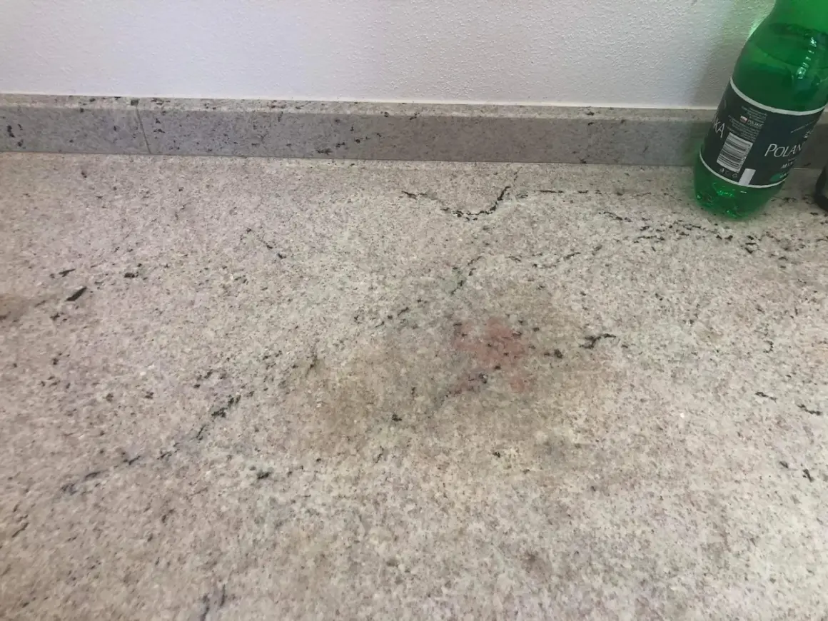 Plamy na jasnym granicie blatu. Szukam domowych sposobów na tłuste plamy.